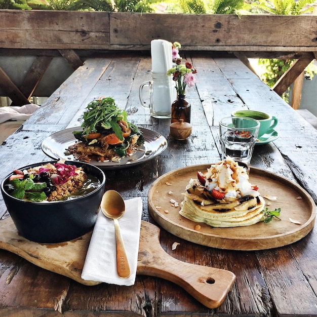 Zestaw potraw na stole prezentacyjnie podany